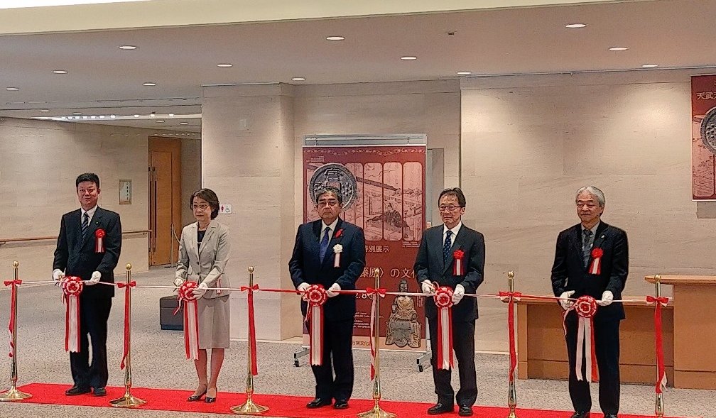 日本最古の銅銭“富本銭” 万葉文化館に里帰り 展示 始まる❗12/8迄

683年天武天皇12年、詔して曰く、「今より以降、必ず銅銭を用い、銀銭を用いること莫れ」と (日本書紀)

それまでの唐の銀銭に代わり、天武帝時代に造られだした銅銭“富本銭”を使うようにとの勅命。国産の貨幣経済の開始の証が…