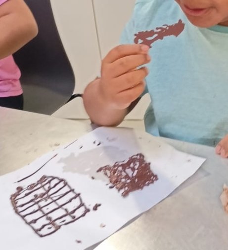 escolaelshorts's tweet photo. Quin matí més dolç! Aprenem i experimentem amb xocolata.
#museudelaxocolata
#descoberta
#experimentacio
#4tprimaria https://t.co/MO8ppbZD74