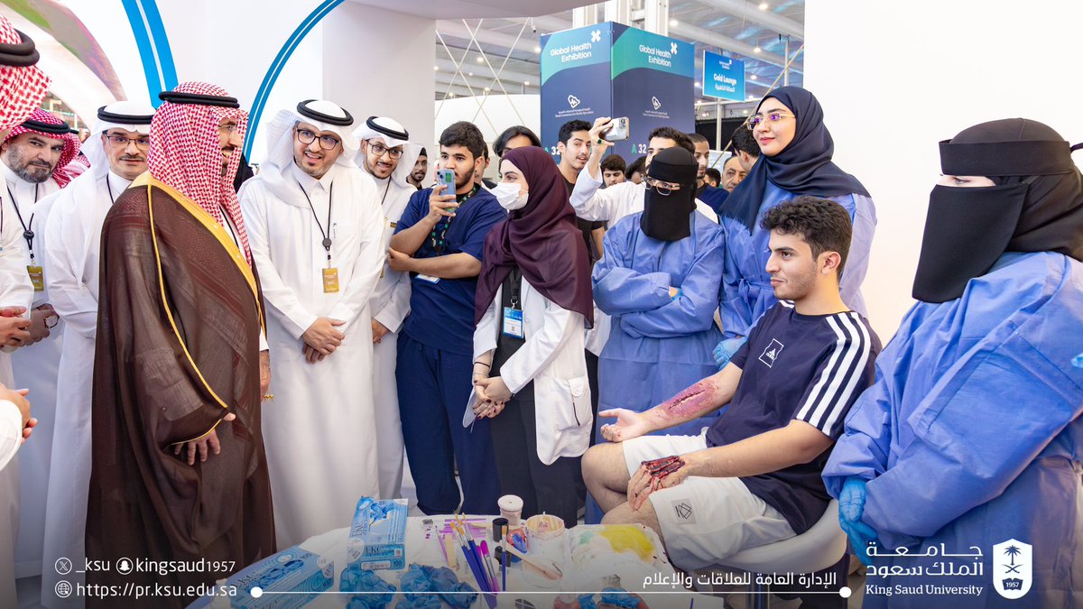 _KSU's tweet photo. سعادة رئيس #جامعة_الملك_سعود المكلَّف أ.د. عبدالله السلمان، يزور أجنحة الجامعة المشاركة في #ملتقى_الصحة_العالمي بالرياض، حيث اطلع على أحدث البحوث والابتكارات في مجال الرعاية الصحية، وشملت زيارته جناح المدينة الطبية الجامعية وأجنحة كليات الطب، وطب الأسنان، والصيدلة، والعلوم الطبية التطبيقية، والتمريض، والأمير سلطان بن عبدالعزيز للخدمات الطبية الطارئة، بالإضافة إلى جناح مختبر البحث المركزي في الجامعة وما يقدمه من خدمات بحثية وتدريبية.

#استثمر_في_الصحة