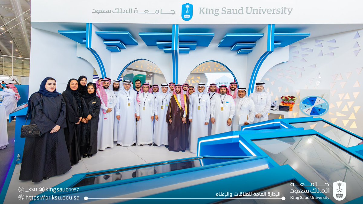 _KSU's tweet photo. سعادة رئيس #جامعة_الملك_سعود المكلَّف أ.د. عبدالله السلمان، يزور أجنحة الجامعة المشاركة في #ملتقى_الصحة_العالمي بالرياض، حيث اطلع على أحدث البحوث والابتكارات في مجال الرعاية الصحية، وشملت زيارته جناح المدينة الطبية الجامعية وأجنحة كليات الطب، وطب الأسنان، والصيدلة، والعلوم الطبية التطبيقية، والتمريض، والأمير سلطان بن عبدالعزيز للخدمات الطبية الطارئة، بالإضافة إلى جناح مختبر البحث المركزي في الجامعة وما يقدمه من خدمات بحثية وتدريبية.

#استثمر_في_الصحة