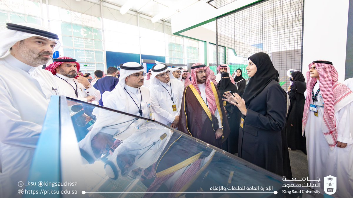 _KSU's tweet photo. سعادة رئيس #جامعة_الملك_سعود المكلَّف أ.د. عبدالله السلمان، يزور أجنحة الجامعة المشاركة في #ملتقى_الصحة_العالمي بالرياض، حيث اطلع على أحدث البحوث والابتكارات في مجال الرعاية الصحية، وشملت زيارته جناح المدينة الطبية الجامعية وأجنحة كليات الطب، وطب الأسنان، والصيدلة، والعلوم الطبية التطبيقية، والتمريض، والأمير سلطان بن عبدالعزيز للخدمات الطبية الطارئة، بالإضافة إلى جناح مختبر البحث المركزي في الجامعة وما يقدمه من خدمات بحثية وتدريبية.

#استثمر_في_الصحة