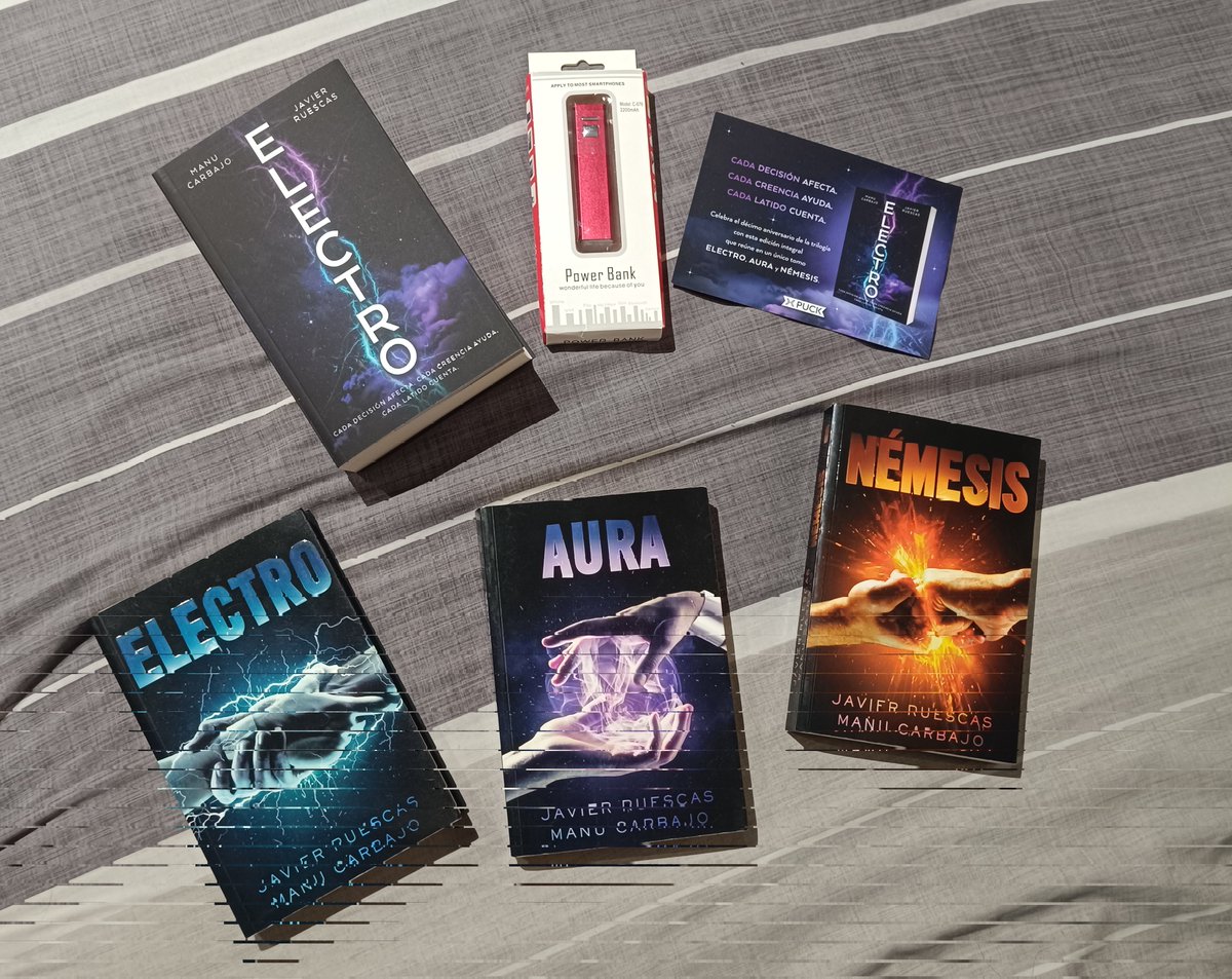 Que ilusión tener la nueva edición de la saga Electro!! 🥰

Muchas gracias <a href="/Puck_ed/">Puck España</a> por el libro y el regalito, la familia crece 10 años después 💜

<a href="/javier_ruescas/">Javier Ruescas 🏳️‍🌈</a> <a href="/Karbajo/">Manu Carbajo</a>
