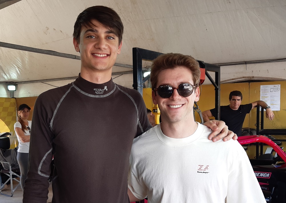 La foto que demuestra que son dos.
Se llaman igual, no tienen segundo nombre y en mi base de información desempata... el apellido materno.
Se los presento:
Martín Chialvo Vescovi, piloto de Fórmula 2.
Martín Chialvo Liotta, piloto de Turismo Nacional.