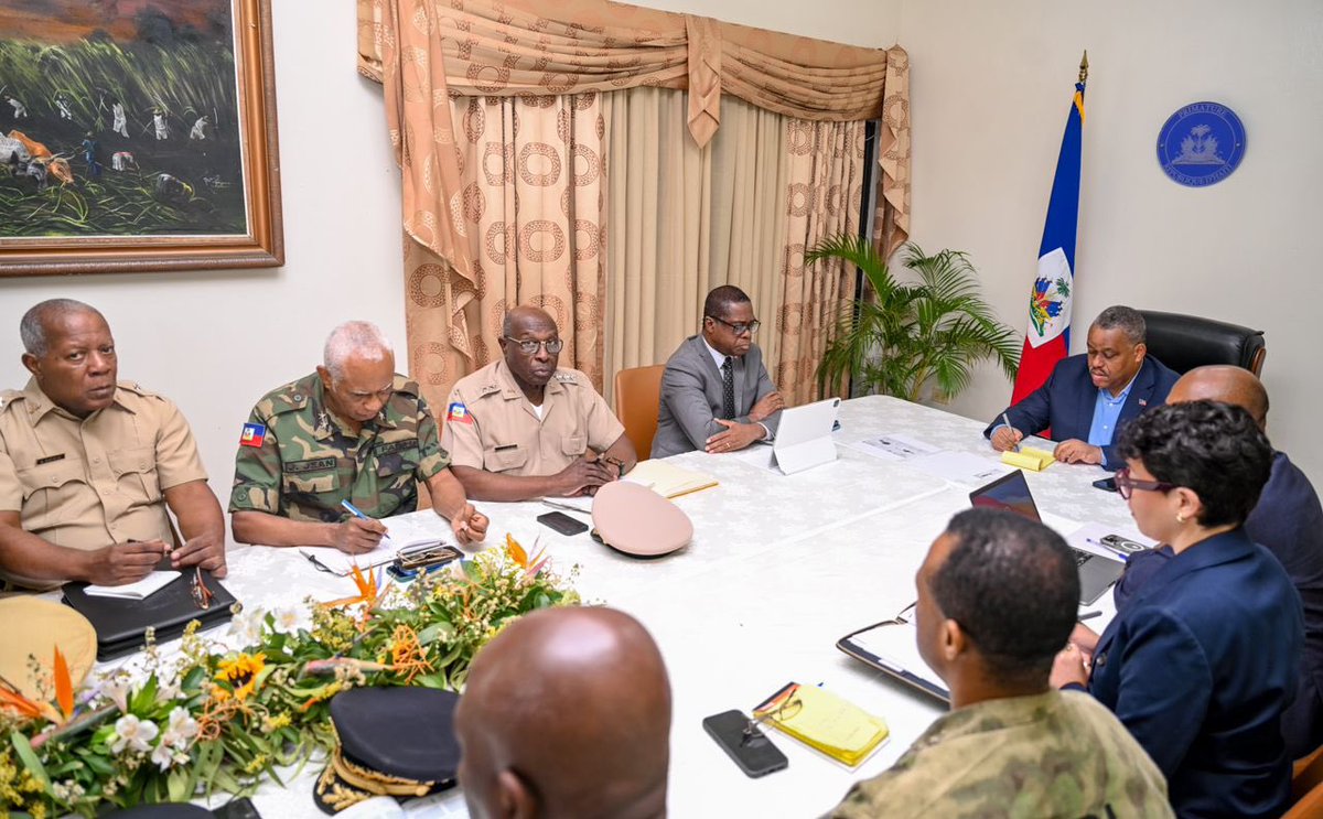 ConilleGarry's tweet image. Aujourd’hui, j’ai convoqué en urgence une réunion de haut niveau avec les forces de sécurité nationale et les membres de mon gouvernement afin d’évaluer la situation préoccupante qui prévaut, en particulier à Port-au-Prince et dans la région de l’Artibonite. J’ai réaffirmé avec…