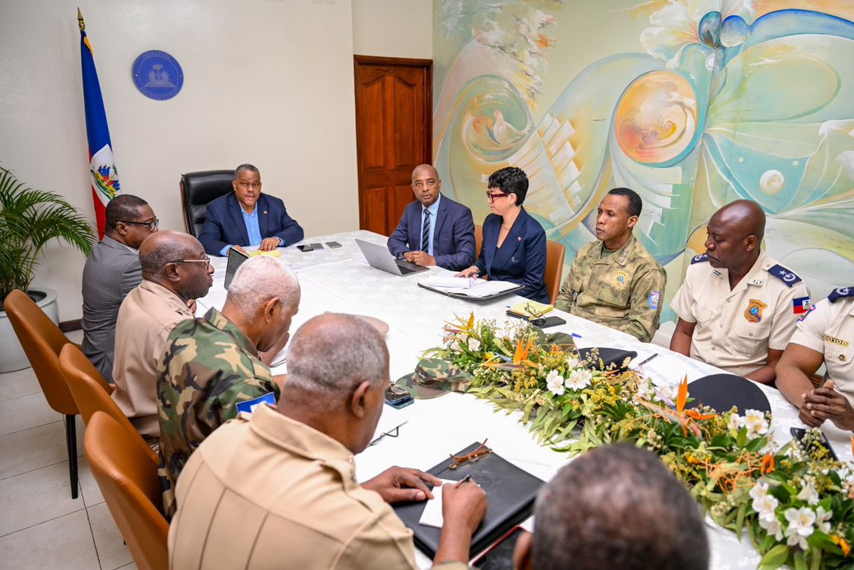 ConilleGarry's tweet image. Aujourd’hui, j’ai convoqué en urgence une réunion de haut niveau avec les forces de sécurité nationale et les membres de mon gouvernement afin d’évaluer la situation préoccupante qui prévaut, en particulier à Port-au-Prince et dans la région de l’Artibonite. J’ai réaffirmé avec…