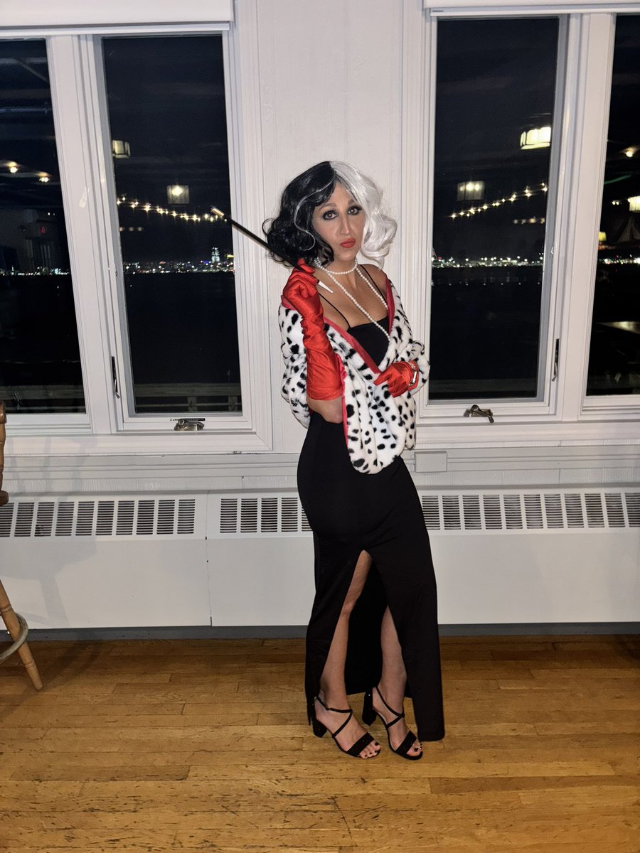 Nicole040889's tweet photo. I’m just getting started , darling . - Cruella 💋 https://t.co/nprPE9Hv5j