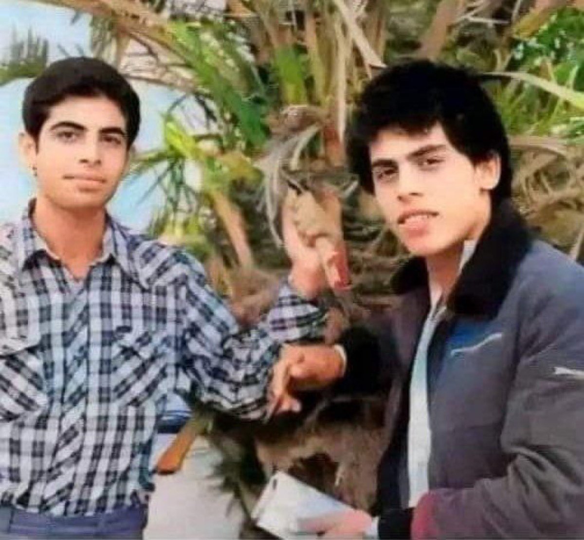 hamid_JEA's tweet photo. داسې ملګرتیا هم خوند کوي. 
۴۴ کاله وروسته په هماغه لاره چې دوی انتخاب کړي په شهادت ورسېد. 
الله تعالی دې جنت الفردوس کې هم یوځای لري. https://t.co/EZmAYmQbPj