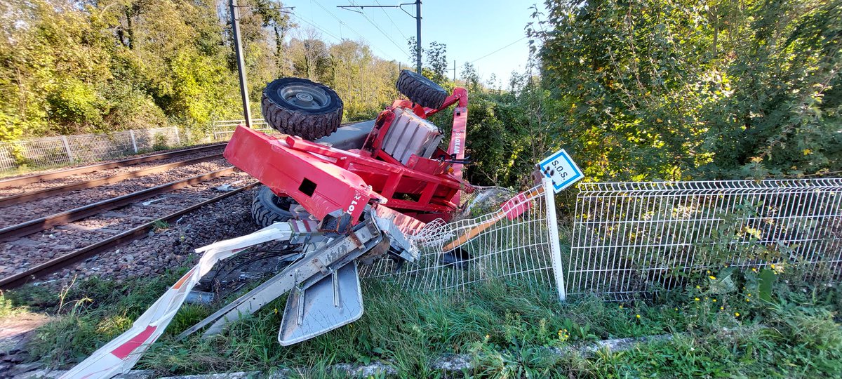 VilledieuFabien's tweet photo. 📍Accident au PN de Mennecy sur la ligne D entre une Regio2N et une nacelle, heureusement pas de blessés. https://t.co/4zNoBuNYXF