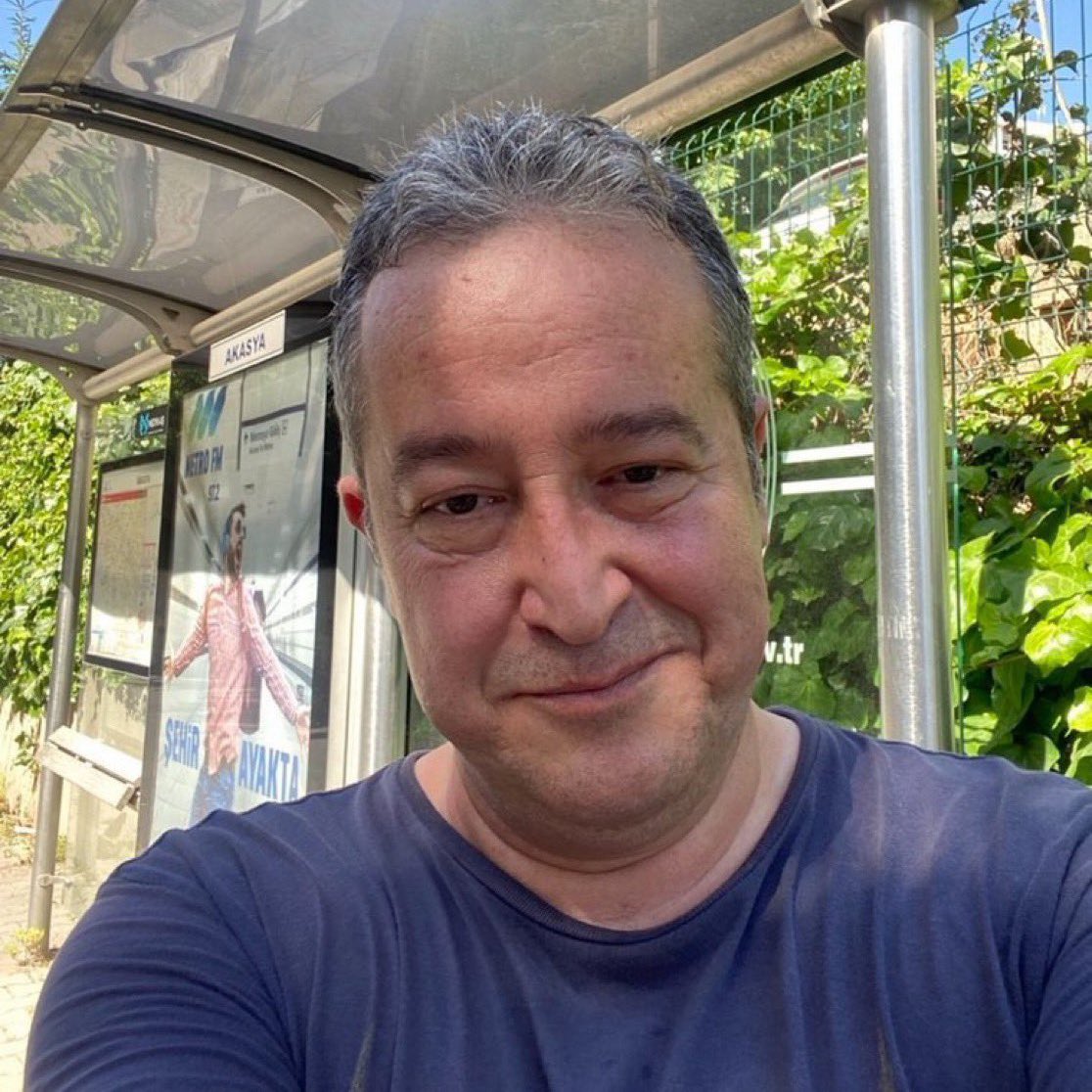 pusholder's tweet photo. Vural Çelik’in ailesinden Gülse Birsel’e:

“Bir insanın kalemi yetenekli olabilir; ancak bu, onun iyi bir insan olduğu anlamına gelmez.

Gülse Birsel’e tavsiyemiz; abimin mezarına gidip helallik istemesidir. Abim yüce gönüllüdür, umarız affeder.” https://t.co/u9rZ34oJY7