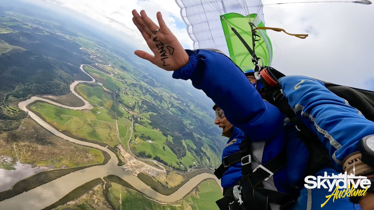 em_potato_'s tweet image. Because someone told me it takes a special kind of craziness level to jump out of a plane “SO I DID IT”🪂✈️