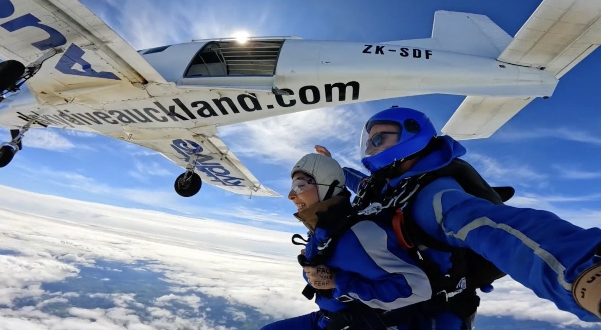 em_potato_'s tweet image. Because someone told me it takes a special kind of craziness level to jump out of a plane “SO I DID IT”🪂✈️