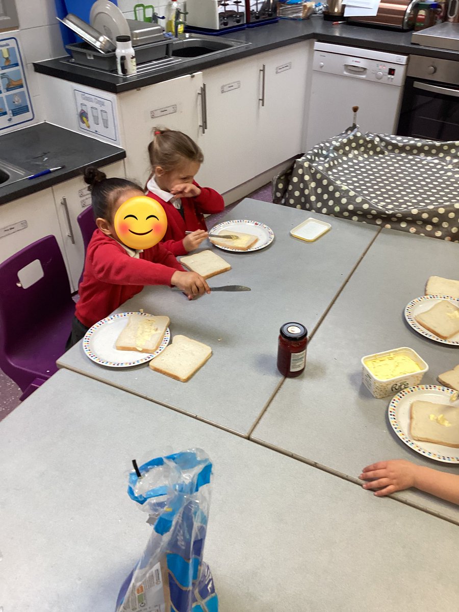 MissWalker1300's tweet photo. This afternoon in Nursery we have been learning how to follow an algorithm. We learnt how to make a jam sandwich step by step and then made it ourselves. We tried it at the end and they were delicious!π @stjs_staveley #joeyscomputing https://t.co/jXjenilsMZ