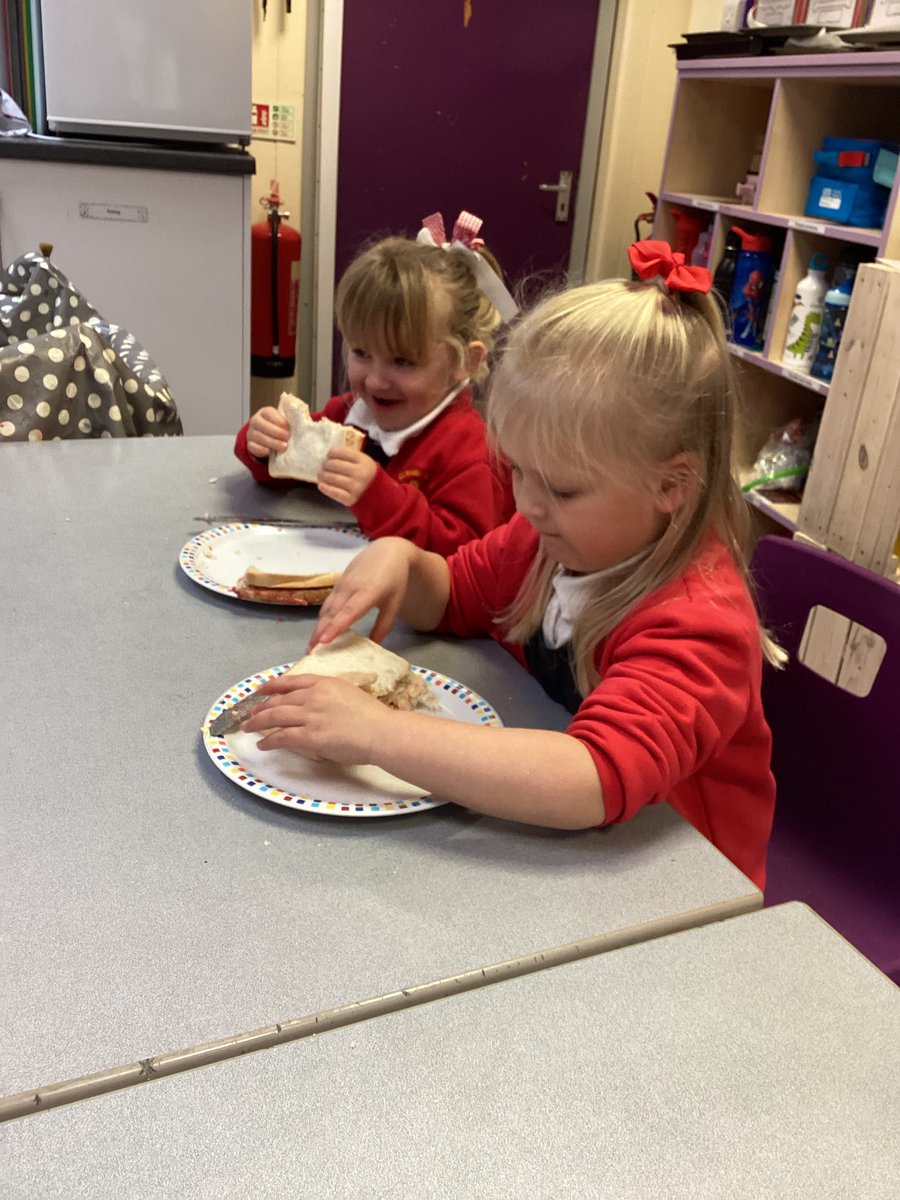 MissWalker1300's tweet photo. This afternoon in Nursery we have been learning how to follow an algorithm. We learnt how to make a jam sandwich step by step and then made it ourselves. We tried it at the end and they were delicious!π @stjs_staveley #joeyscomputing https://t.co/jXjenilsMZ