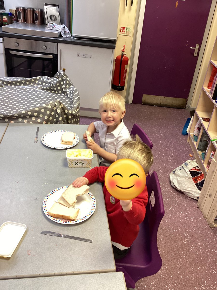 MissWalker1300's tweet photo. This afternoon in Nursery we have been learning how to follow an algorithm. We learnt how to make a jam sandwich step by step and then made it ourselves. We tried it at the end and they were delicious!π @stjs_staveley #joeyscomputing https://t.co/4tGlbbxd3k