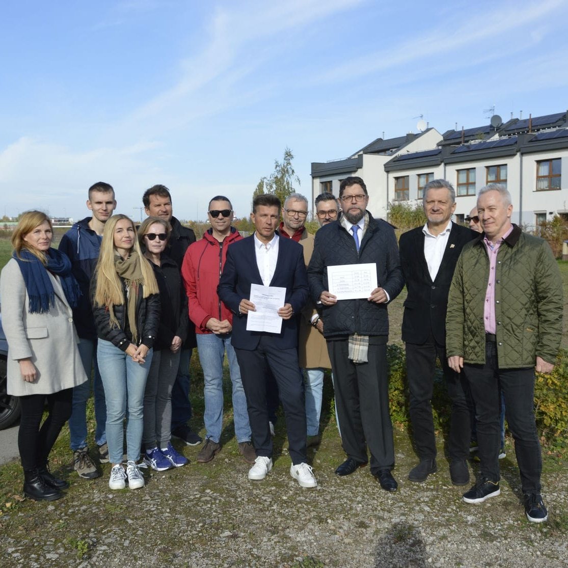 Hałas przy Południowej Obwodnicy Warszawy jest nie do zniesienia. Mieszkańcy Wilanowa i Wawra, z którymi dziś rozmawiałem, zgłaszają, że przekracza on normy. 

Właśnie dlatego na konferencji prasowej zażądałem od <a href="/GDDKiA/">Generalna Dyrekcja Dróg Krajowych i Autostrad</a> konkretnych działań, a także złożyłem interpelację do