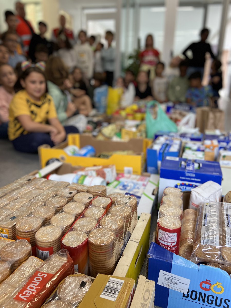 eAbelFerrater's tweet photo. L’alumnat de 4t fa entrega a la @CreuRojaCAT dels aliments recollits. 
L’encàrrec que va rebre el Consell d’Infants i que va liderar l’alumnat de 4t, ha aportat aprenentatge✨ i sobretot, pensar “I jo, com puc ajudar?”🤗  #recollidadaliments #escolaabelferrater #creuroja https://t.co/WXepr7Pr7l