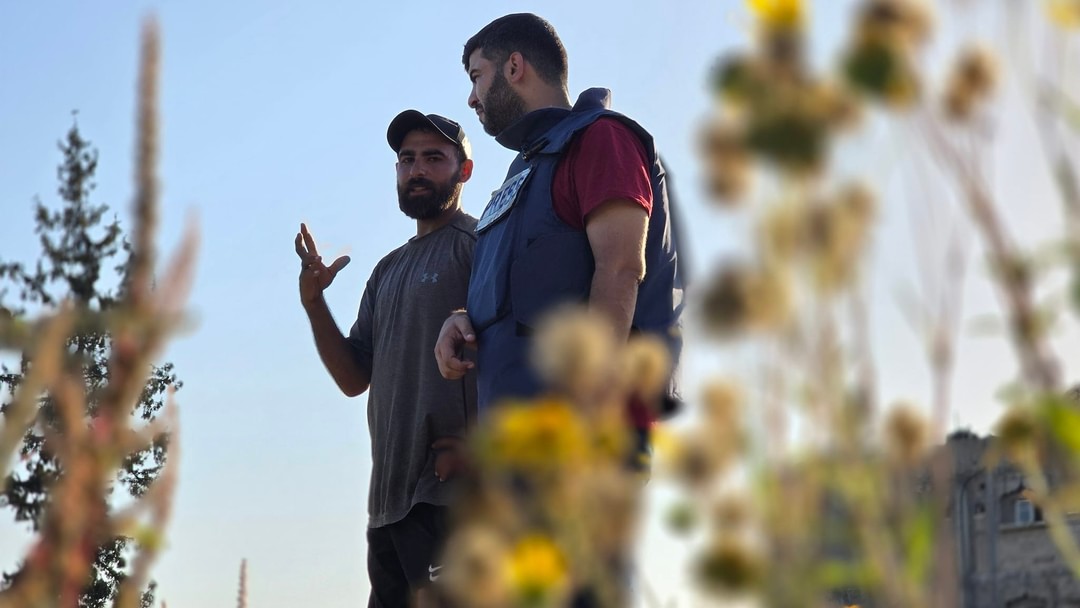 ابن الأرض الوفي يوسف أبو ربيع، ارتقى عصر هذا اليوم مخلصاً لمواقفه وأفكاره، زرع الأرض القحل، وأحيا الروح البور، حرث وبذر وسقى وثمّر وعمّر .. وحين جاء وقت الإختبار، خضّب بدمه خصيب الأرض التي لا تشيخ .. 
سلاماً يا يوسف الجميل، يا كحيل العين والمبسم، ستبقى في قلوبنا زهرة حنون لا تذبل