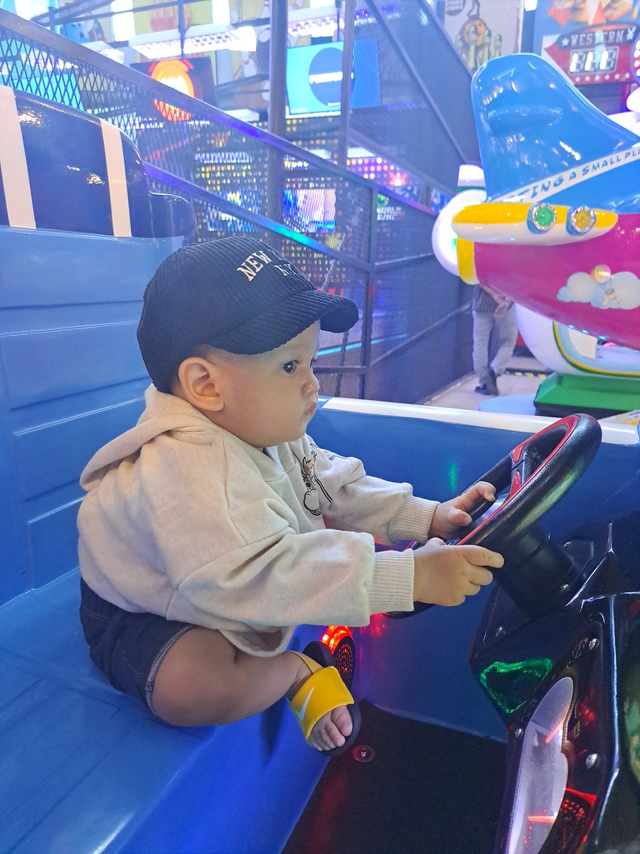 Acitayn's tweet photo. Setahun sudah sejak hari pertama km lahir di dunia. Anak gantengku, anak kesayanganku. Tumbuh cerdas, dan sehat selalu🤍🤍🤍 https://t.co/P19nJqsXUV