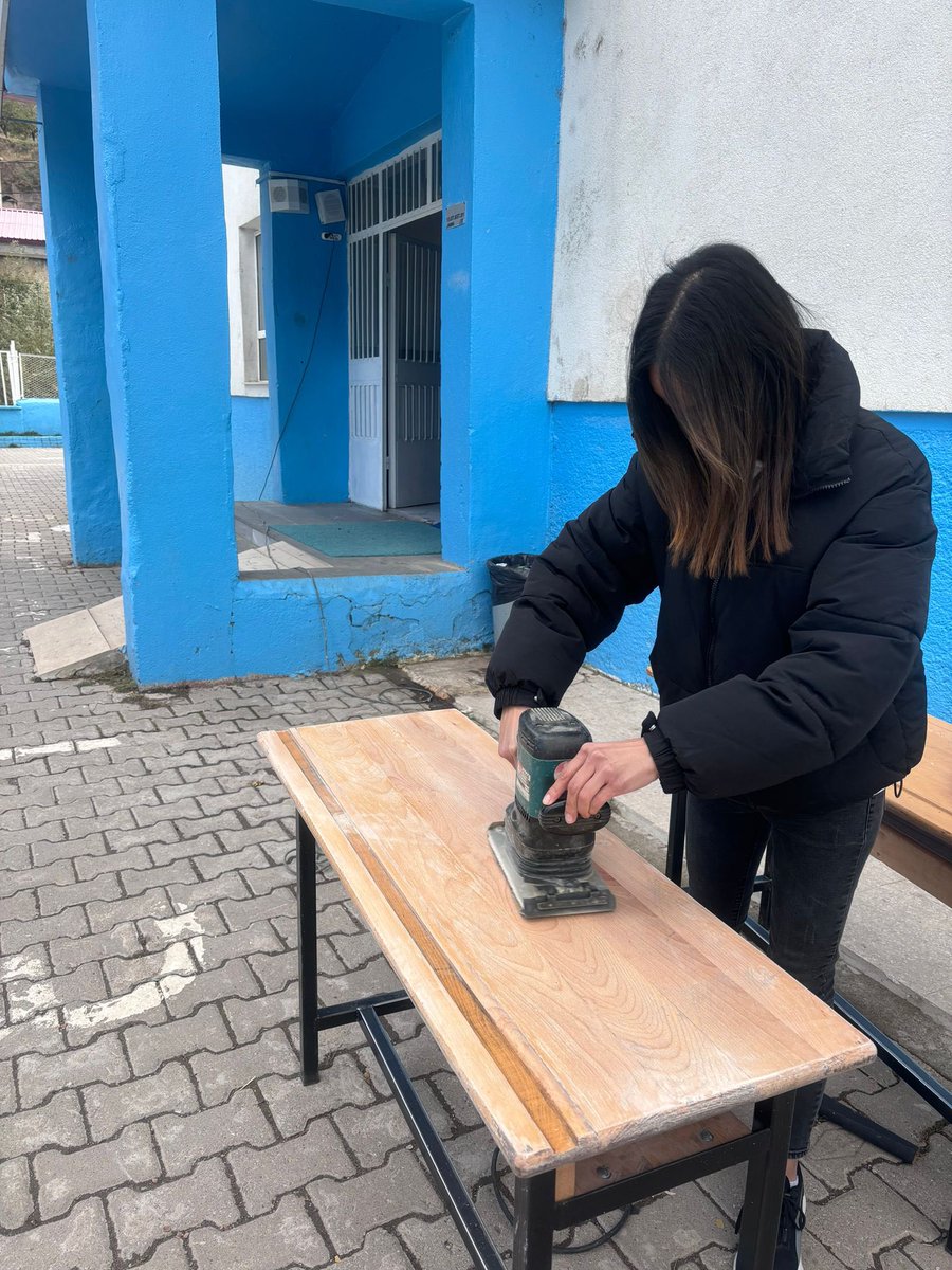 handeizmmm1's tweet photo. Okulumuzun sıralarını onarlamaya başladık @ayamapaslanmis ⏳ 👷🏽‍♀️👷🏽‍♀️👷🏽 @tatvanmem13 https://t.co/zPEoIVrEC9