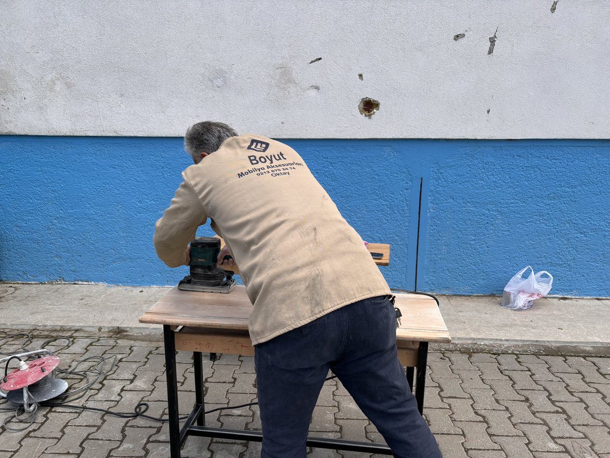handeizmmm1's tweet photo. Okulumuzun sıralarını onarlamaya başladık @ayamapaslanmis ⏳ 👷🏽‍♀️👷🏽‍♀️👷🏽 @tatvanmem13 https://t.co/zPEoIVrEC9