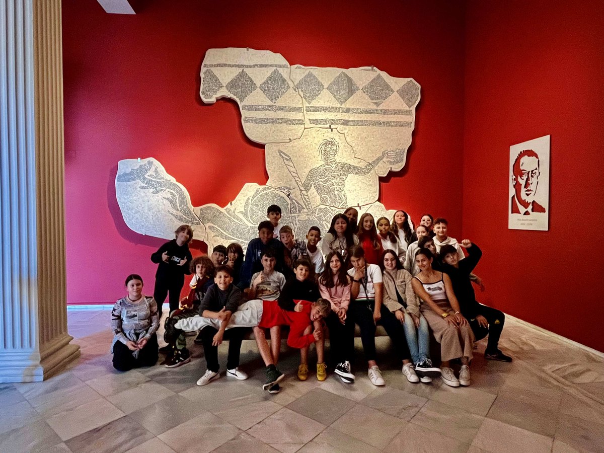 L'alumnat de 1r d'ESO va visitar divendres el Museu d'Arqueologia de Catalunya, on van participar en diverses activitats sobre la prehistòria, des de tocar rèpliques de cranis de les diferents espècies d'homininis fins emular el procés prehistòric per fer foc 💀🔥