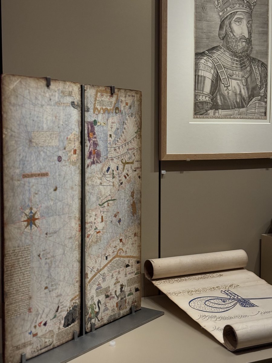 L’Atlas Catalan est loin d’être une simple carte : il fourmille de détails pittoresques, réels et légendaires.
🔎Souverains exotiques, chameaux, monstres marins, personnages bibliques… venez passer à la loupe les planches exposées en ce moment dans le musée de <a href="/laBnF/">La Bibliothèque nationale de France</a> !