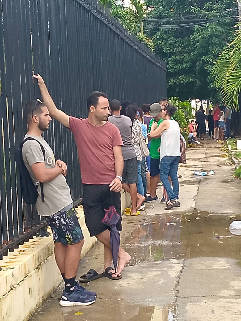 JuantonioFdez's tweet photo. Pegaos con nuestra gente y la comunidad.

.@Cubaminrex ha habilitado servicios d recarga en sus instalaciones para dispositivos móviles, laptops y linternas.

El problema del barrio, es también nuestro problema. #UnidosXPorCuba https://t.co/EQfZ5cKCHb