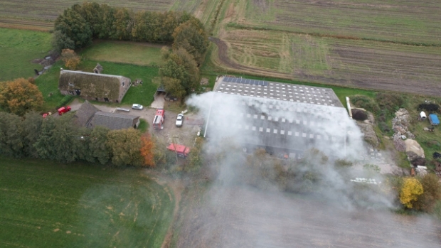 Brand in schuur en stal van boerderij in Nijensleek