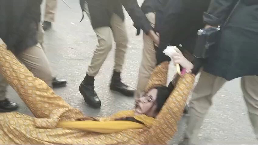 Farrukh_Shahzad's tweet photo. “khandani log” when she’s not his sister: https://t.co/xZu5PsZ0jt