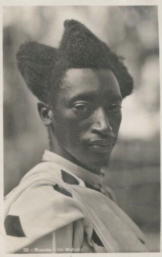 sankoaaaa's tweet photo. The hair, incorporating Chinyanja (Zambian/Mozambican language); the colour scheme. He's in his African era. This is gonna be generational work! https://t.co/t6wx9QHxO2