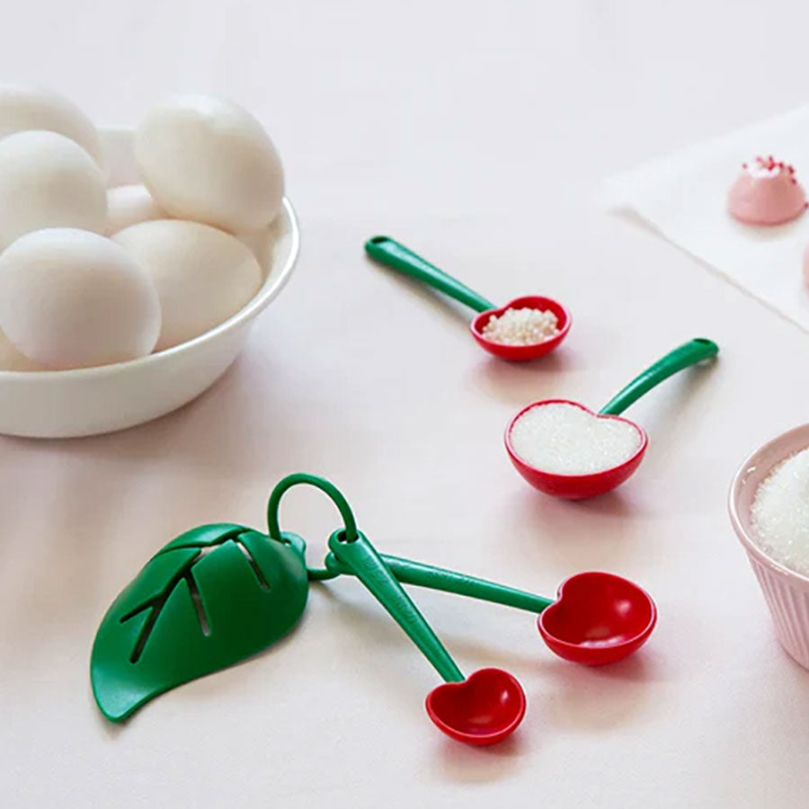 Perpetual_Kid's tweet image. Add a dash of fun to your kitchen with Mon Cherry Measuring Spoons &amp;amp; Egg Separator! These adorable cherry-shaped tools make measuring ingredients and separating eggs a breeze.
perpetualkid.com/products/mon-c…
#kitchenfun #cherrylove #cookinggadgets #giftideas #bakingtime