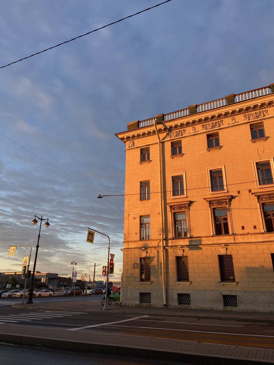 Утренние шаги до работы люблю только тогда, когда вот такое светлое нефильтрованное на зданиях