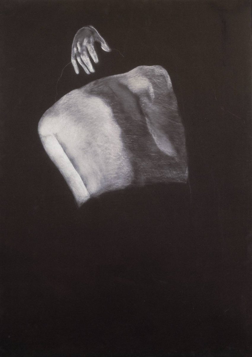 #DidYouKnow that Chiaroscuro is an Italian term which translates as light-dark, referring to the contrast of light in a drawing. #JuanMuñoz's use of chiaroscuro in this chalk and ink work helps to add drama and dreaminess.
​
​✒️ Juan Muñoz, Back Drawing 1990.