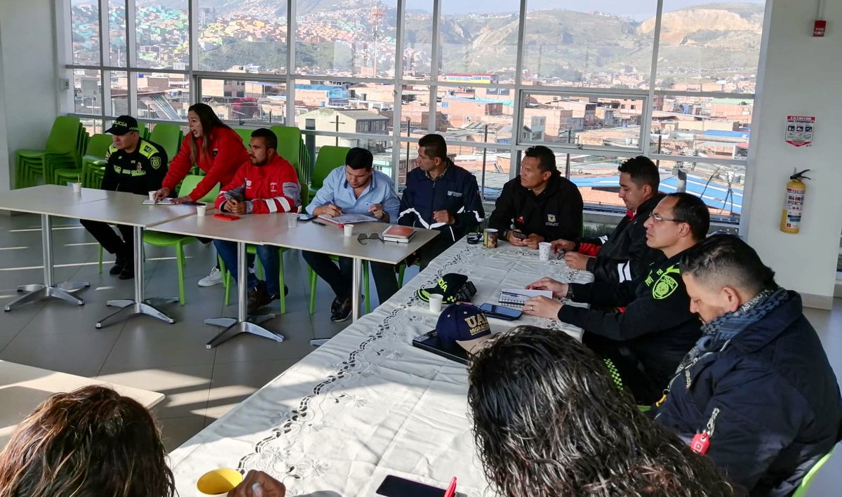 Continuamos fortaleciendo estrategias conjuntas para garantizar entornos seguros en nuestra localidad. #AEstaHora participamos del consejo de seguridad con la <a href="/ALCBolivar/">Alcaldía Local de Ciudad Bolívar</a> y entidades distritales.