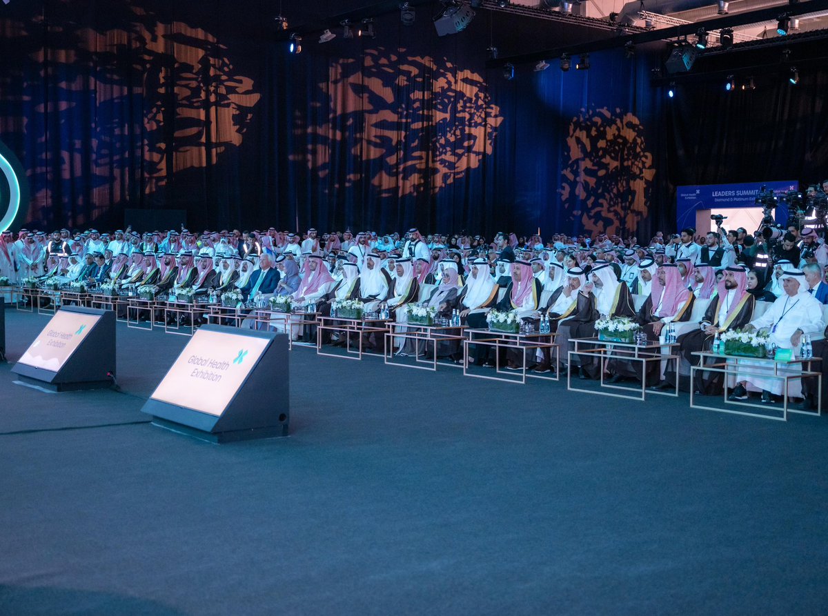 دعماً للاستثمار بالمنطقة
سمو الأمير #حسام_بن_سعود أمير منطقة #الباحة يشهد توقيع مذكرة تفاهم بين شركة "فيرتوس هيلث بارتنرز" ووزارة الصحة ووزارة الاستثمار لإنشاء مدينة طبية جديدة متكاملة في منطقة الباحة بقيمة تصل إلى 7 مليار ريال بحضور معالي وزير الاستثمار المهندس خالد بن عبدالعزيز