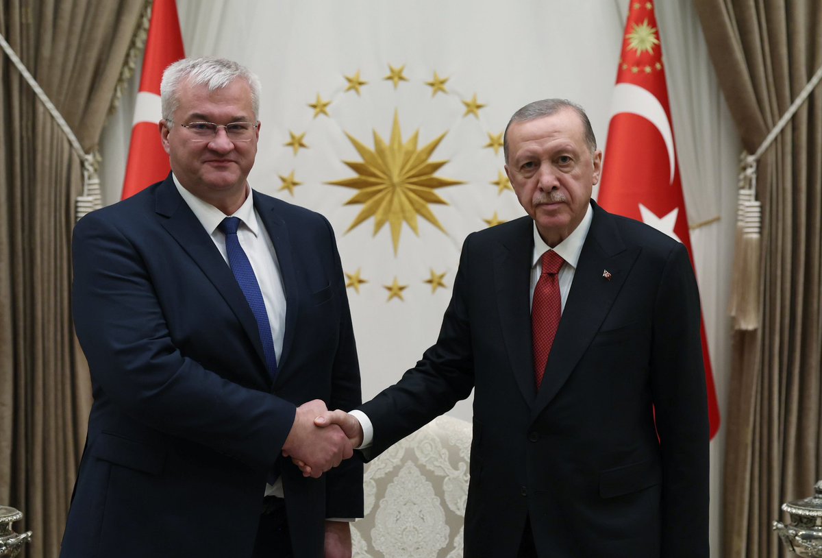 tcbestepe's tweet photo. Cumhurbaşkanımız @RTErdogan, Ukrayna Dışişleri Bakanı Andrii Sybiha’yı Cumhurbaşkanlığı Külliyesinde kabul etti. https://t.co/3a8xxDIJJk