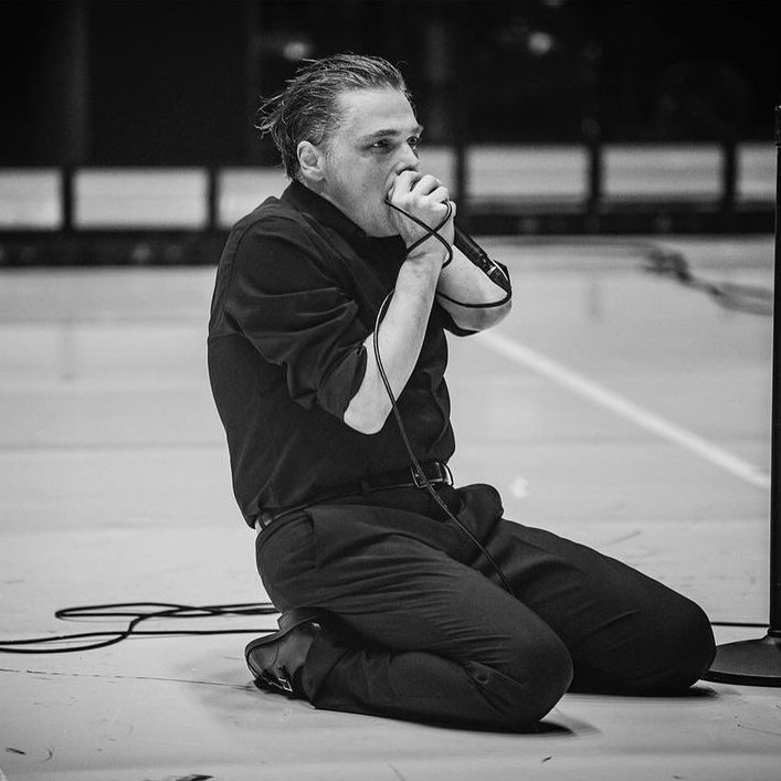 knives4knights's tweet photo. the duality of gerard way https://t.co/fuH7BomU0r