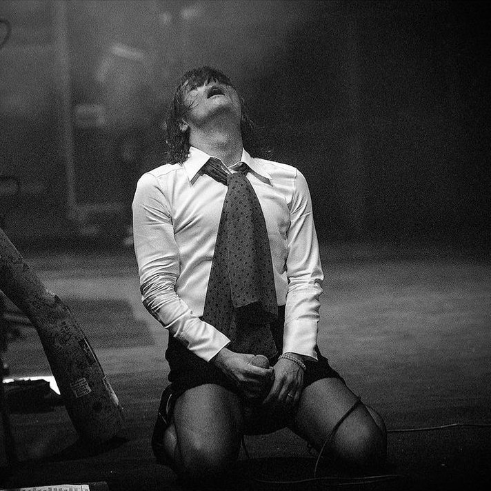 knives4knights's tweet photo. the duality of gerard way https://t.co/fuH7BomU0r
