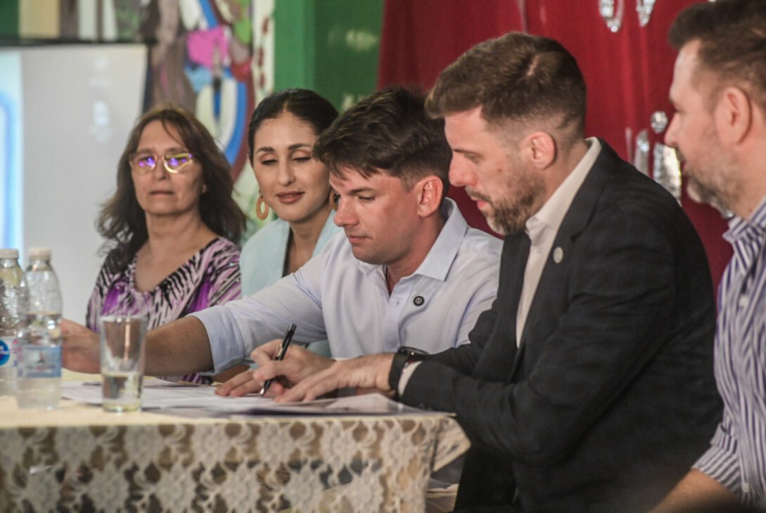 👉 Histórico #convenio entre Misiones y la ONG Grooming Argentina: “El enemigo público es la pedofilia”

🤝Esta mañana el vicegobernador <a href="/lucasaromero/">Lucas Romero Spinelli</a> firmó un convenio con la #ONG 
#Misiones #noticias #grooming #pedofilia #abusoinfantil #infancias #abusosexual