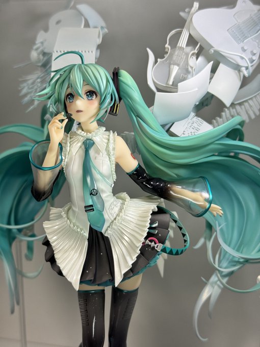 今日買ったミクさんのフィギュア、背中からcreativeが羽のように生えててすごくいい 