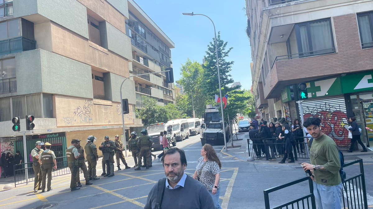 Atentos Liceo 1 en estos momentos el Cop afuera del liceo también se encuentra J- 1220: 028; 1284. LA 043 Y B- 677