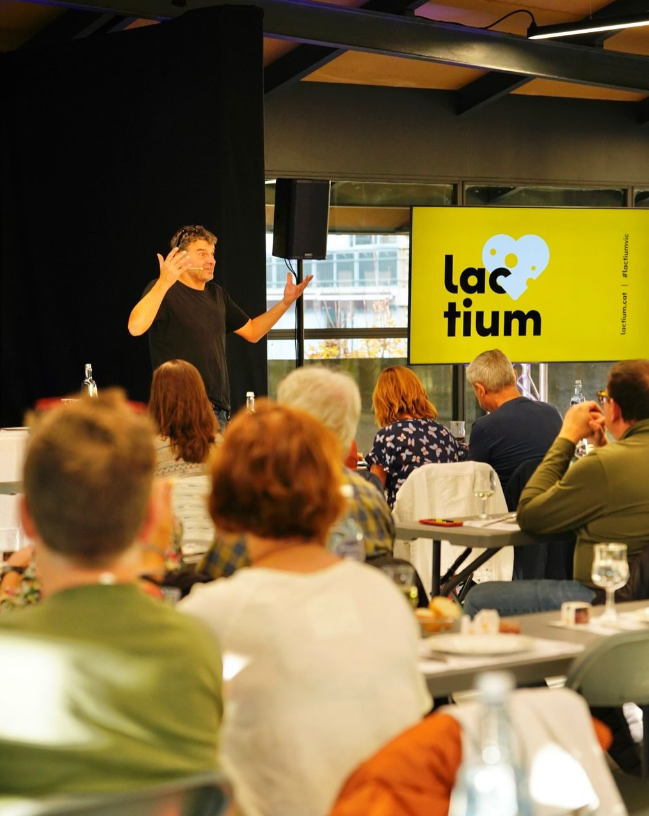 LactiumVic's tweet image. 🧀 Un any més, agraïts i feliços d’haver participat a la 30a edició de la @firastermengol. Tastant poemes i recitant #formatges amb Carmina Caseus. Gràcies a tots els que vau compartir aquests moments amb nosaltres! 

#formatgesartesans #lactium #lactium2024