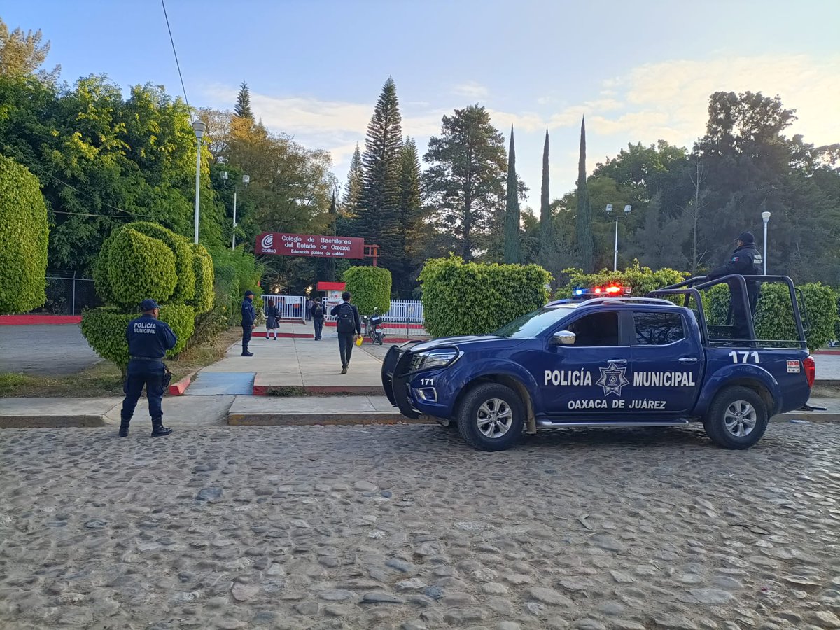MunicipioSeguro's tweet image. Realizamos recorridos de seguridad y vigilancia en instituciones educativas de la agencia de Pueblo Nuevo, asegurando un entorno seguro para los estudiantes. #Oaxaca #SeguridadEscolar