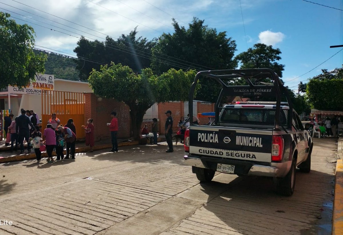MunicipioSeguro's tweet image. Realizamos recorridos de seguridad y vigilancia en instituciones educativas de la agencia de Pueblo Nuevo, asegurando un entorno seguro para los estudiantes. #Oaxaca #SeguridadEscolar