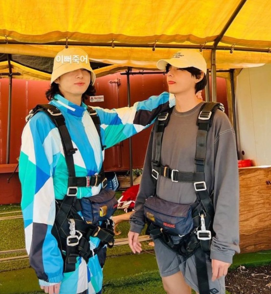 tkcoree's tweet photo. ‘taekook hawai’ is the hardest taekook launch of this year that it got haters down bad too till date while they’re still in denial to accept it. hail our queeen tk hawai y’all. 😮‍💨💗 https://t.co/fvsHbUmLFn
