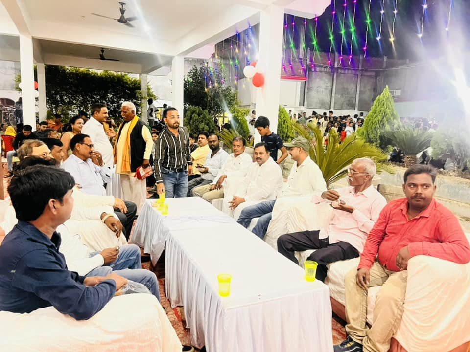 JitendraBJP4UP's tweet photo. आज दीवर निवासी श्री भूरेलाल केशरवानी जी के यहाँ आयोजित गया जी के भण्डारे में शामिल होकर प्रसाद ग्रहण करने का सौभाग्य प्राप्त हुआ।।
#Kaushambi #Prayagraj #Gayadham https://t.co/clDuUvuyRp