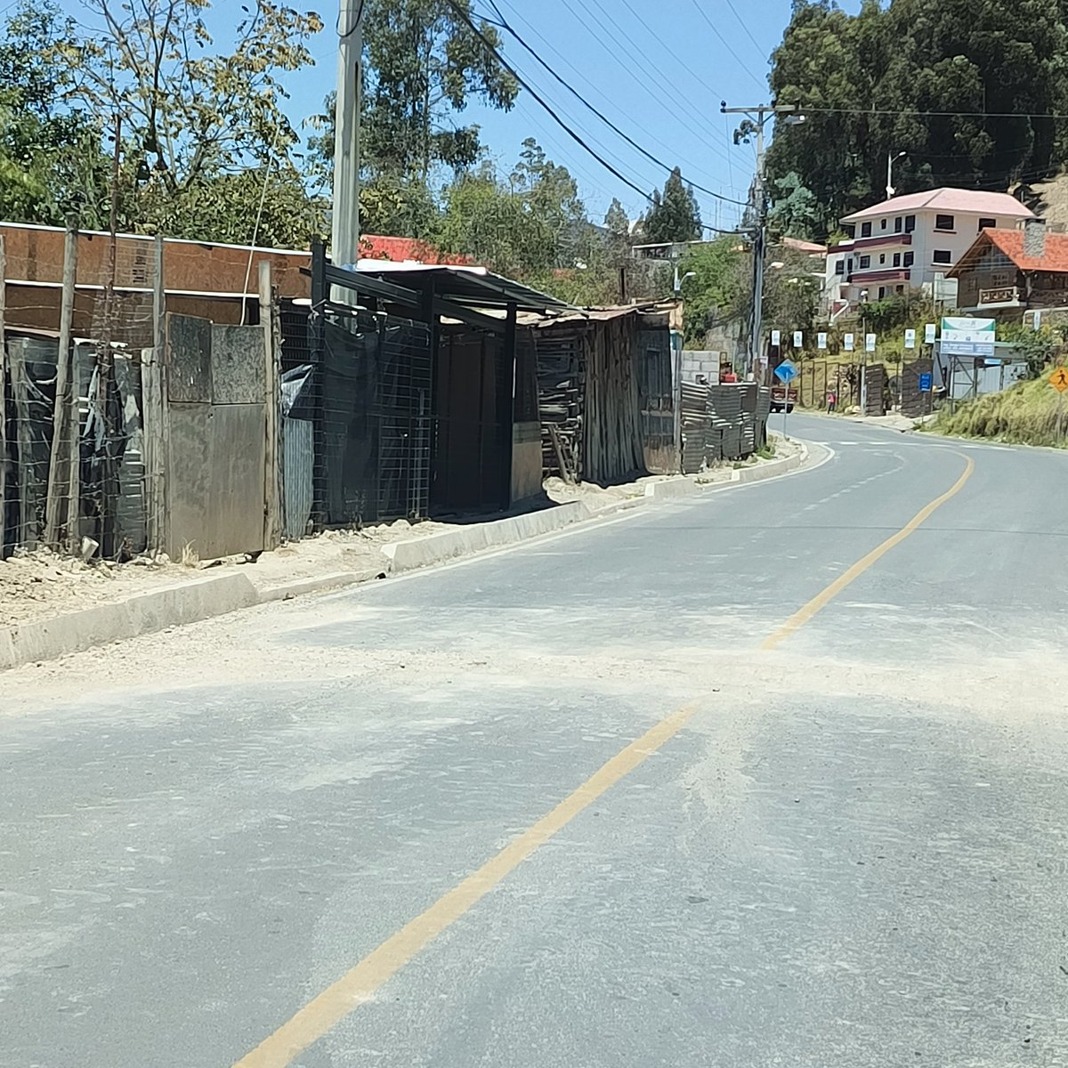Vía Ricaurte-La Dolorosa... impecable y claro ejemplo de como hacer bien las cosas, hasta que alguien abusivamente la destroza. Atento señor prefecto <a href="/jotalloretv/">Jota Lloret Valdivieso</a> tome cartas en el asunto.