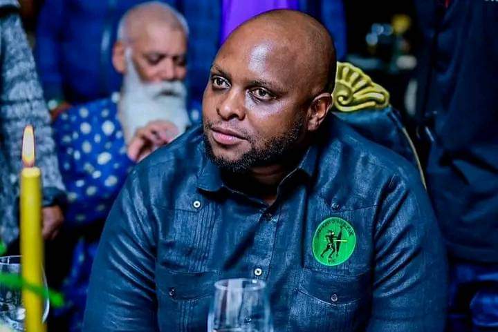 ComradeMDU's tweet photo. When the time is right, you will all accept and understand why he had to move to @MkhontoweSizwex. https://t.co/xfdpalqMO4