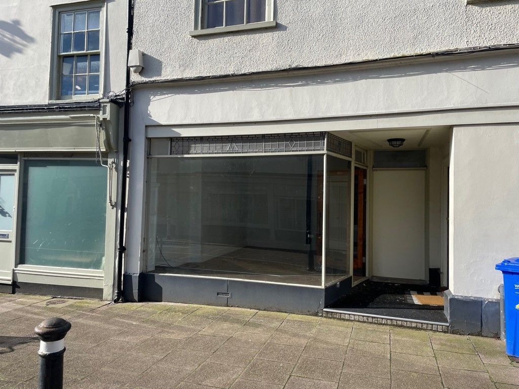 MerrifieldsCS's tweet image. 📍 15A Hatter Street, Bury St Edmunds 
📏 241 sq ft (22.39 sq m) 
💰 To rent: £8,000 per annum 

This grade II listed property is located on Hatter Street in the centre of #BuryStEdmunds.  
Click here to find out more: buff.ly/48kb0jt