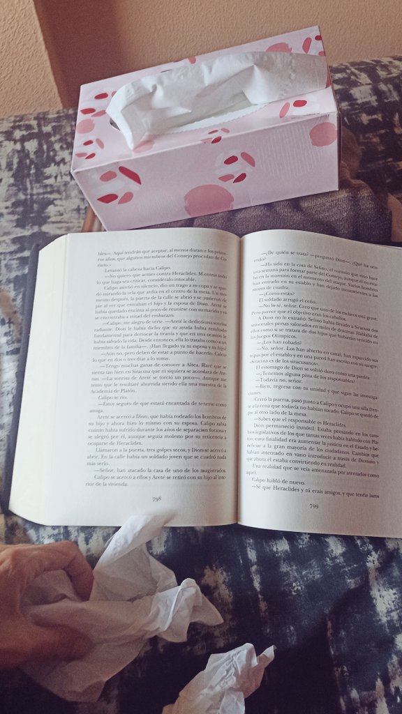 QPQHaw's tweet photo. No. No es literatura erótica es que tengo un gripazo del 15
#YoMeQuedoEnCasa
#cuidaosmucho
#SaldremosMejores
#FelizLunes mis coj https://t.co/SYvu35jyhg
